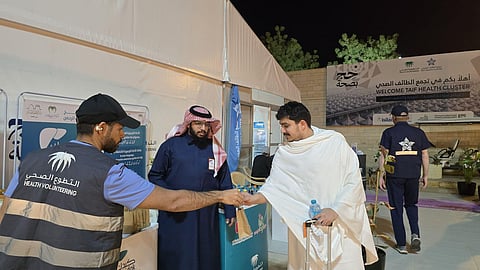 مظلات شمسية.. "كبدك" تظلل ضيوف الرحمن من لهيب الشمس