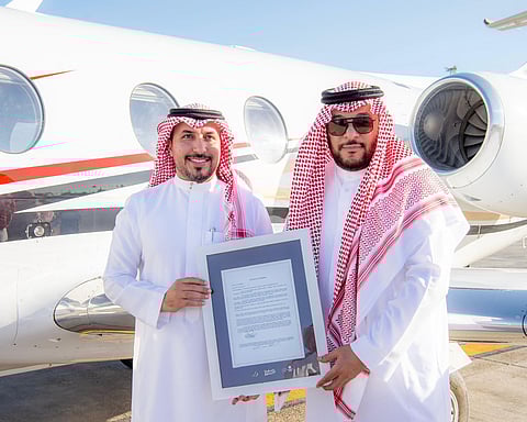 ابن حثلين يسلّم المهيدب الطائرة الخاصة بـ"منقية الجزيرة"