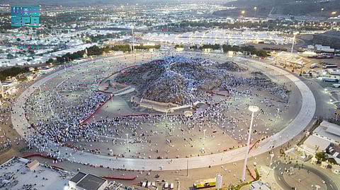 مشاهد جوية مهيبة.. الحجاج يكسون جبل الرحمة بالبياض في يوم عرفات