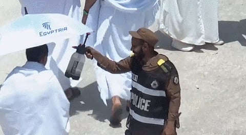 رجال الأمن يلطفون أجواء عرفات.. رذاذ بارد و ابتسامة حاضرة في خدمة ضيوف الرحمن