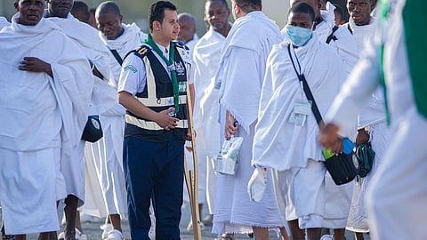 رغم تمزق أوتار قدمه.. كشاف يواصل خدمته في حج هذا العام بعكاز وعزيمة لا تلين