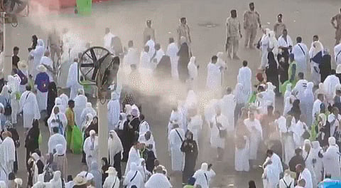 رذاذ الماء والمظلات تخفف حرارة الأجواء على ضيوف الرحمن في جبل الرحمة