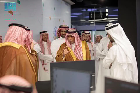 رئيس "سدايا" يقف على سير عمل مركز عمليات مكة الذكية لخدمة ضيوف الرحمن