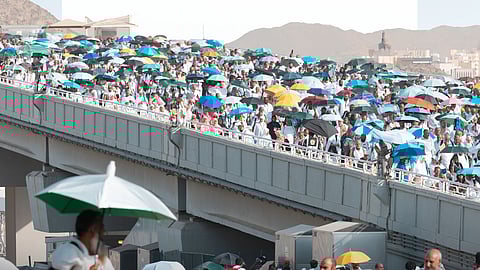مشهد يعكس الوعي والانضباط.. الحجاج يلتزمون بتعليمات "الصحة" باستخدام المظلات في يوم عرفة