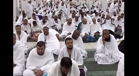 مشاهد روحانية من داخل مسجد نمرة بصعيد عرفات قبيل خطبة عرفة وأداء صلاتي الظهر والعصر