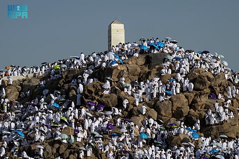 في مشهد إيماني مهيب.. حجاج بيت الله الحرام يرفعون أكف الضراعة في عرفات