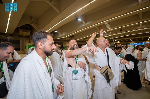 ضيوف برنامج خادم الحرمين الشريفين للحج يحطّون رحالهم في مشعر منى لرمي جمرة العقبة