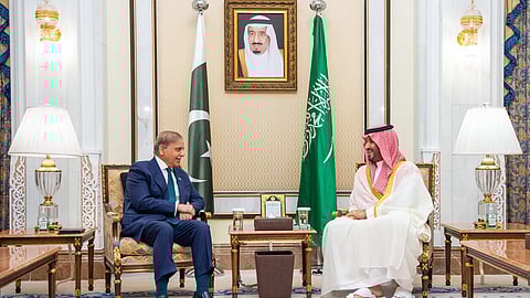 الأمير محمد بن سلمان مستقبلًا رئيس الوزراء الباكستاني محمد شهباز شريف بقصر منى