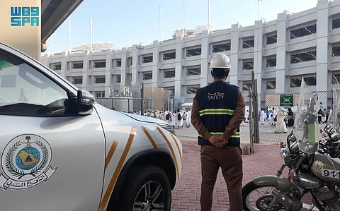 قوات الدفاع المدني تواصل في جهودها الميدانية بجسر الجمرات