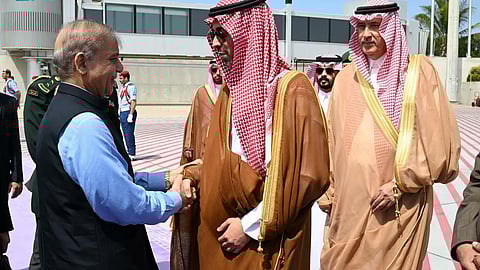 رئيس وزراء باكستان يغادر جدة