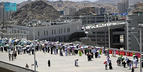 حجاج بيت الله الحرام يرمون الجمرات الثلاث في أول أيام التشريق