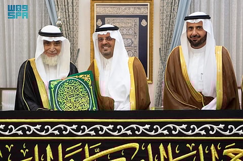 نيابة عن خادم الحرمين.. "نائب أمير مكة" يُسلّم كسوة الكعبة المشرفة لسدنة بيت الله الحرام