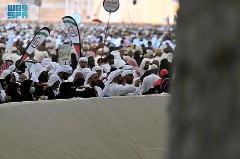 حجاج بيت الله الحرام يكملون رمي الجمرات الثلاث في أول أيام التشريق