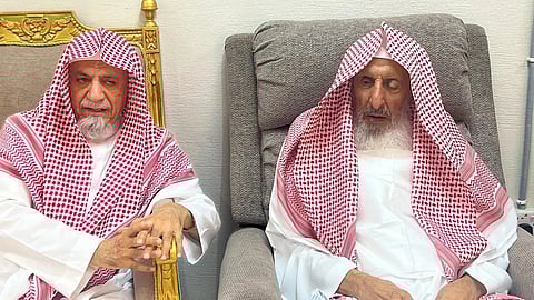 المفتي عبدالعزيز بن عبدالله بن محمد آل الشيخ مستقبلاً الشيخ صالح بن حميد