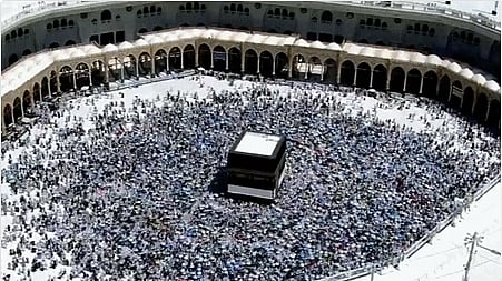 الطواف حول الكعبة المشرفة