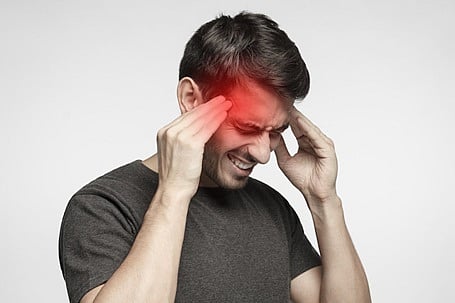 من ضعف التركيز إلى الرؤية المزدوجة.. أطباء: 4 أعراض مع الصداع توجب طلب المساعدة الطبية فوراً