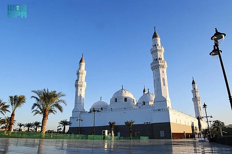 شاهد .. مسجد قباء بالمدينة المنورة يشهد توافد الحجاج من مختلف الجنسيات