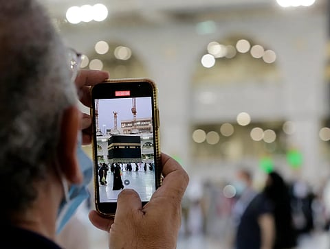 من المشاعر المقدسة إلى العالم.. هكذا تنقل وسائل التواصل صور وتجارب الحجاج