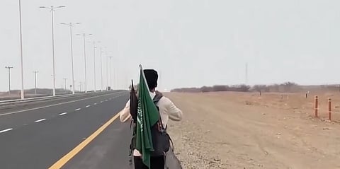 30 يومًا مشيًا من جدة إلى جازان ..الرحالة نايف شكري يتحدى الغبار والمسافات ويوثق كنوز المملكة