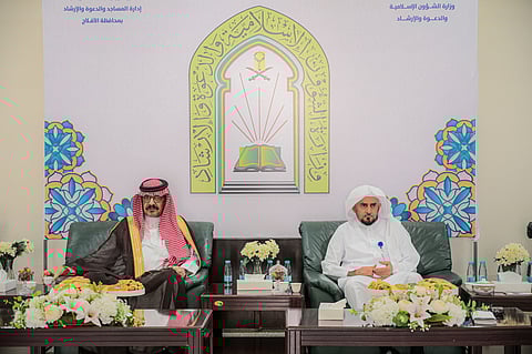 محافظ الأفلاج يشارك منسوبي "المساجد والدعوة" احتفالية المعايدة ويشيد بدورهم المجتمعي