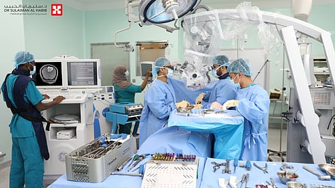 مجمع الدكتور سليمان الحبيب بالعليا ينجح في استئصال ورم دماغي كبير ويُنهي معاناة أربعينية استمرت 10 سنوات 