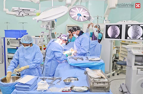 مستشفى الدكتور سليمان الحبيب بالسويدي يجري عملية بتقنية المنظار ثنائي المنافذ وينهي معاناة مراجع مصاب بـ"الجنف" مع انزلاق وتضيق بالقناة العصبية