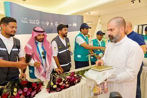 "جمعية سعادتي" تشارك مركز التنمية الاجتماعية بوادي فاطمة في توديع ضيوف الرحمن ضمن مبادرة "أنورت"