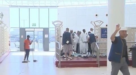 6 رحلات يومية لنقل الحجاج الإيرانيين من جدة إلى عرعر استعدادًا لمغادرتهم