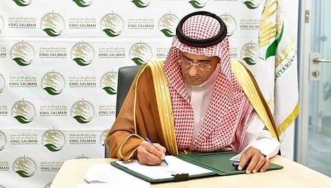 أحمد البيز يوقع الاتفاقية عبر الاتصال المرئي
