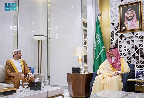 وزير الداخلية يستقبل السفير العُماني الجديد ويؤكد عمق العلاقات بين البلدين