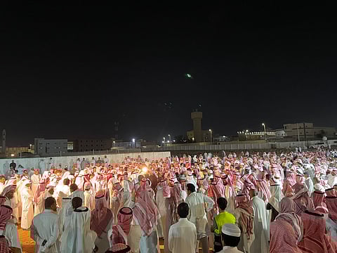 شاهد: جازان تودّع الإعلامي والشاعر موسى محرق.. تشييع مهيب وحزن يخيّم على محبيه