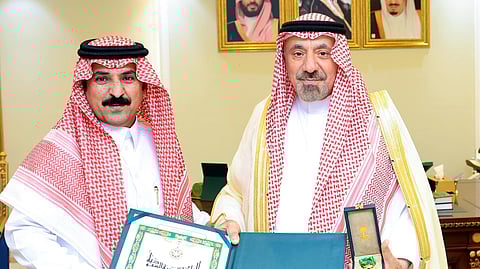 أمير نجران يسلّم "رئيس مركز منادي" وسام الملك عبدالعزيز لتبرعه لوالدته بإحدى كليتيه
