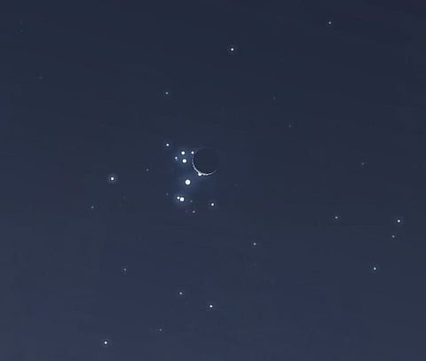 ظاهرة فلكية نادرة فجر الإثنين.. القمر يقترن بـ"الثريا" ويحجب عدداً من نجومها