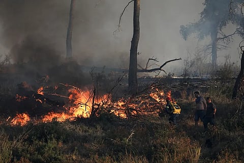 إجلاء المئات جراء الحرائق في جزيرة خيوس اليونانية