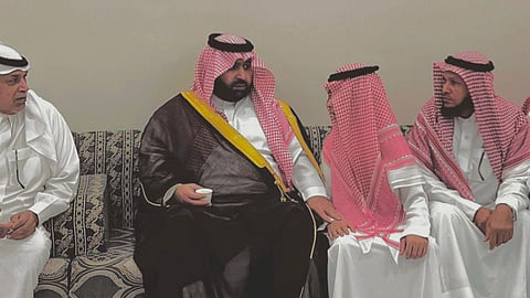 أمير جازان يواسي أسرة الإعلامي "موسى محرق" في صبيا بعد وفاته بأمريكا