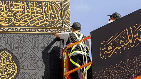 بدء مراسم تغيير كسوة الكعبة المشرفة في إرث تاريخي يمتد لأكثر من 100 عام