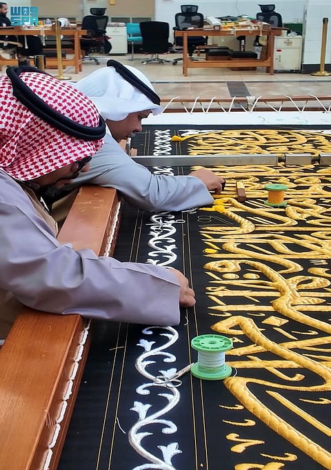 من "التخلية" لـ "التلبيس".. سبع مراحل لصناعة كسوة الكعبة المشرفة بأيادٍ سعودية محترفة