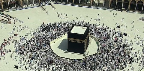 الطمأنينة الأبدية.. المعتمرون يطوفون حول الكعبة متزينة بكسوتها الجديدة في مشهد مهيب