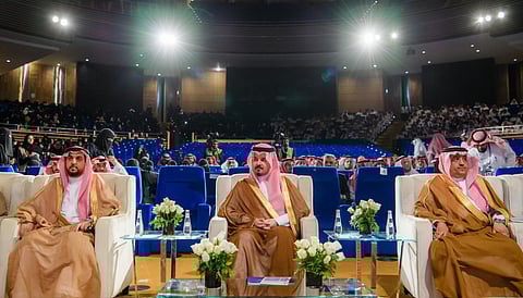 شاهد.. سلمان بن سلطان يرعى حفل تخرج طلاب وطالبات البرامج الصحية بتجمع المدينة المنورة الصحي 
