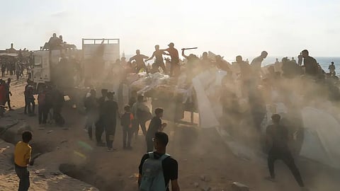 فلسطينيون يتجمعون قرب مساعدات غذائية في بيت لاهيا شمال قطاع غزة 