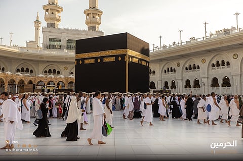 في مشهد مهيب.. تغيير كسوة الكعبة المشرفة في وقت قياسي مع بداية عام 1447هـ