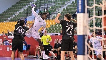 جانب من لقاء المنتخب السعودي للشباب لكرة اليد مع نظيره الأوروغوياني