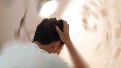 من صعوبة الكلام إلى تشوش الرؤية.. تقرير: الشعور بـ"الدوار" قد يكون علامة على الإصابة بسكتة دماغية