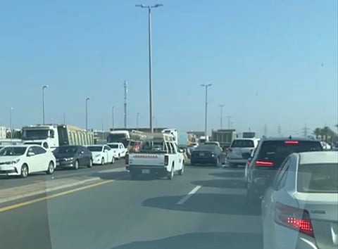 الطائف.. تكدّس الشاحنات على "كوبري الدهاس" يشل الحركة ويهدد سلامة العابرين