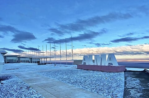 شاهد .. الثلوج تكسو صحراء أتاكاما الجافة في ظاهرة نادرة بعد عقد من الغياب