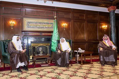 أمير تبوك يبحث مع وزير الموارد البشرية سُبل دعم التنمية وتمكين شباب المنطقة