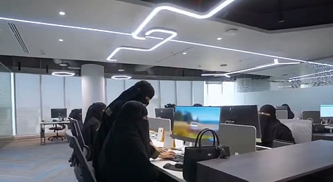 بدء صرف "منفعة الأمومة" بنسبة 100٪ من الأجر لمدة 3 أشهر للأمهات العاملات في "العام والخاص"