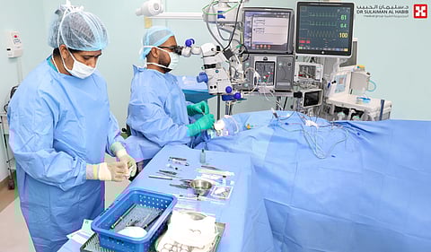 مجمع الدكتور سليمان الحبيب بالعليا يُعيد كفاءة النظر لـ"أربعيني" يعاني من انفصال بالشبكية بسبب عيب خلقي نادر بعملية مجهرية دقيقة