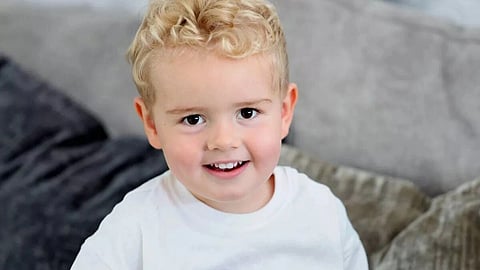 طفل بريطاني لم يأكل منذ عامين بسبب متلازمة نادرة .. لا يشرب سوى الحليب 