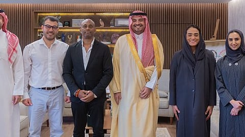 بن جلوي يبحث مع رئيس الاتحاد الدولي للفنون القتالية سبل تطوير الرياضة واستضافة البطولات
